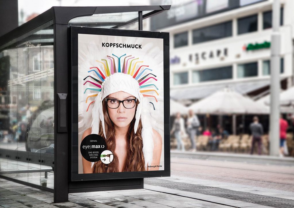 Koberg & Tente Kampagne „Kopfschmuck“ in Aktion an einer Bushaltestelle